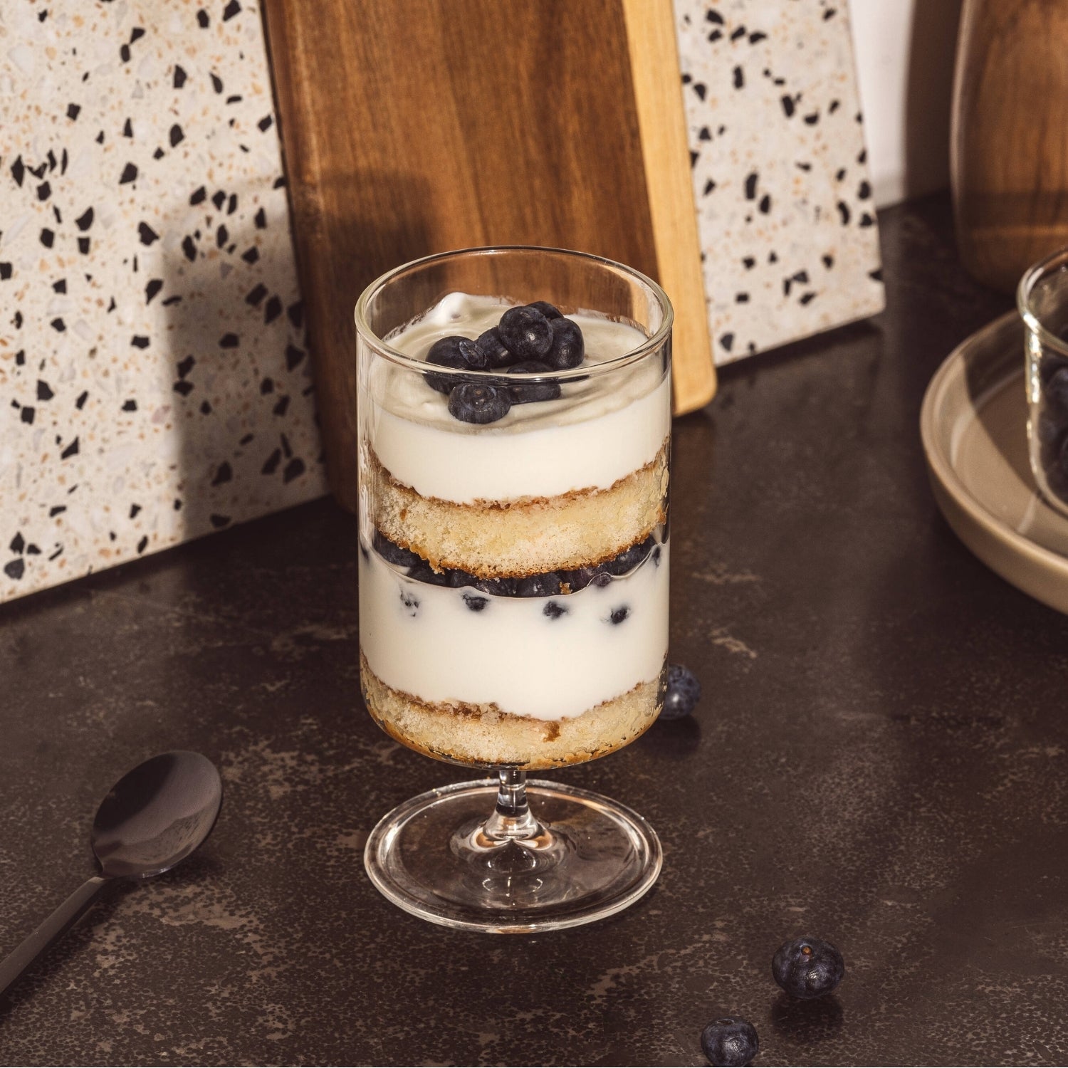 Schichtdessert mit Heidelbeeren