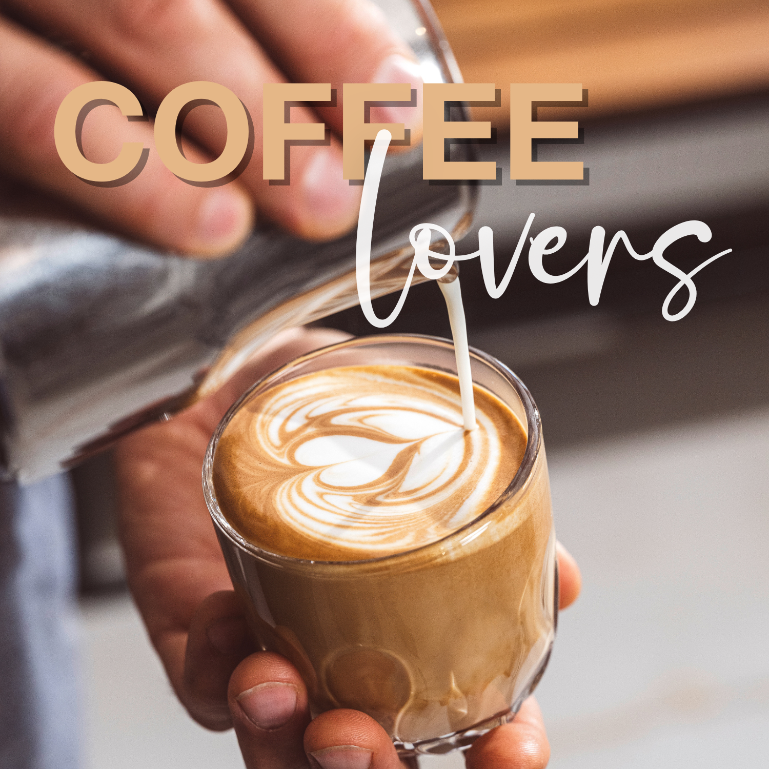 Kaffeeglas mit Milchkaffee und kunstvoller Latte Art, in der Hand gehalten und frisch eingeschenkt