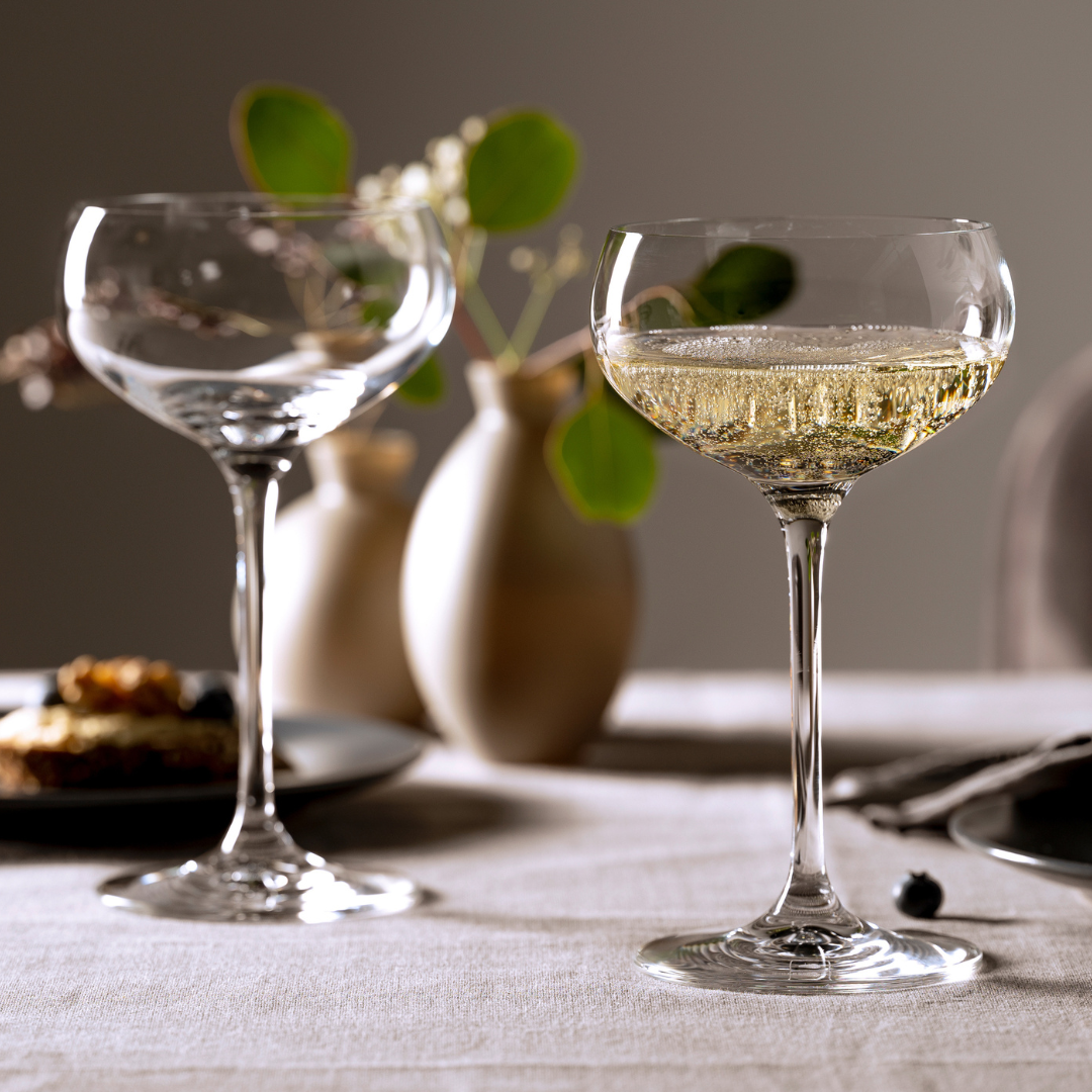 Due Bicchieri Di Vino Con Champagne Ed Il Nastro Dorato Sulla Tavola Di