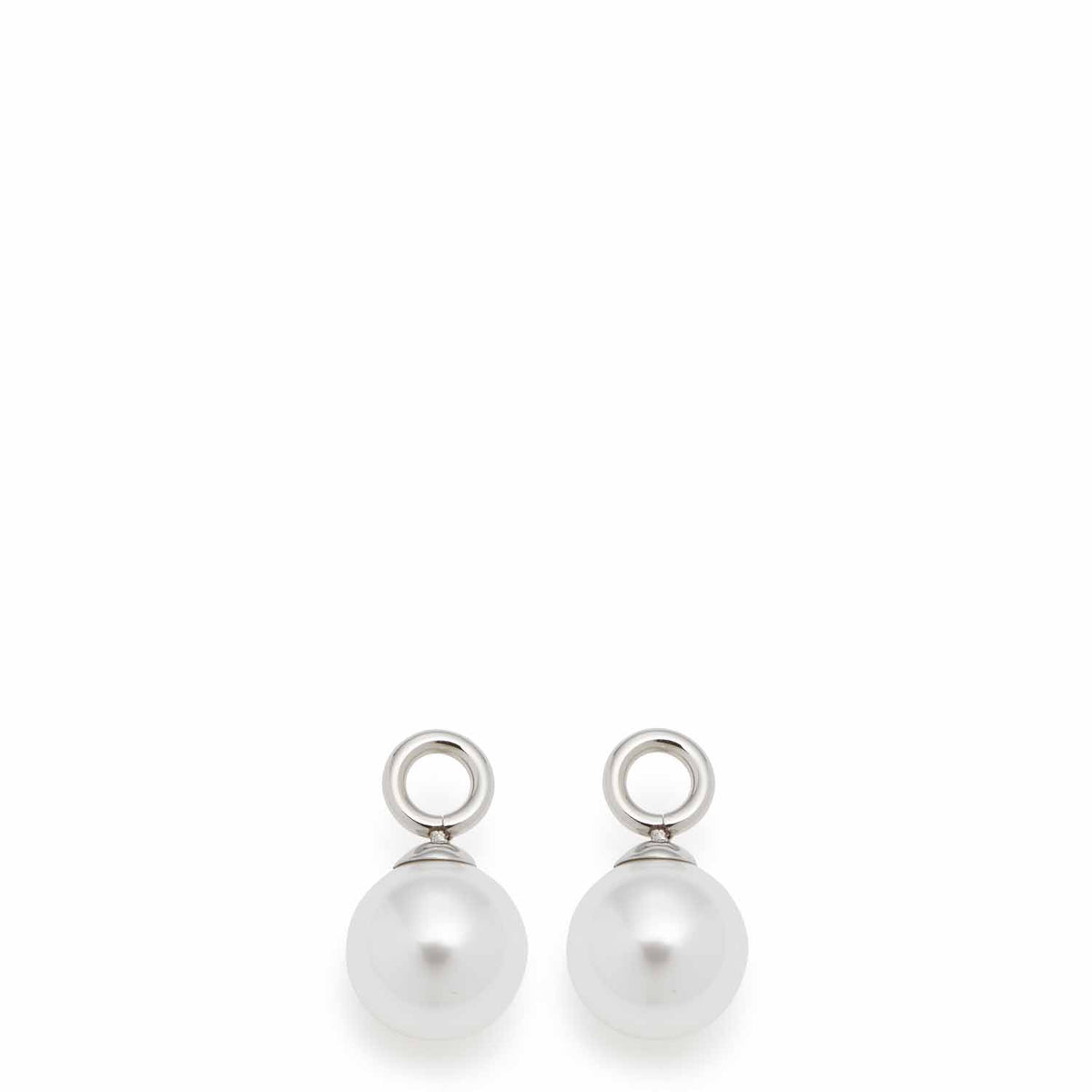 Set/2 Anhänger PERLA weiß mit Edelstahlösen nebeneinander auf weißem Untergrund