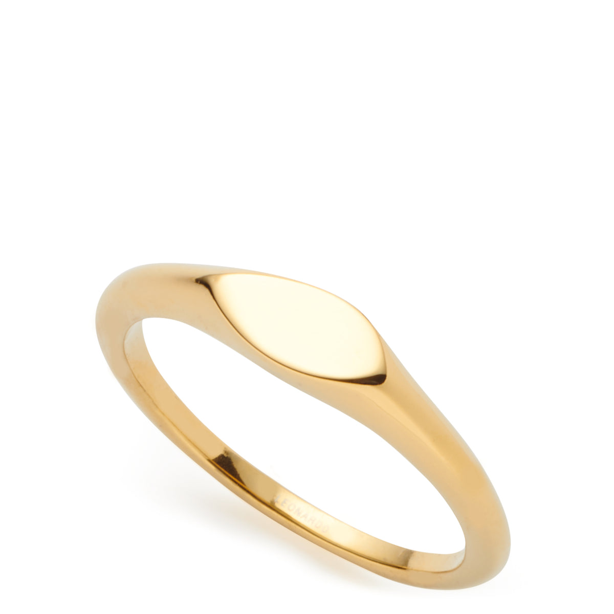 Goldener Ring LOVIS 16 CIAO mit ovalem Schmuckelement auf weißem Hintergrund