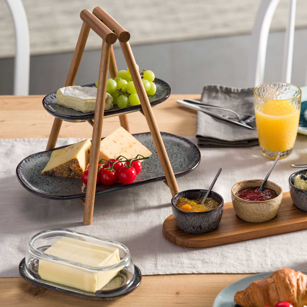 Etagere MATERA mit Obst, Käse und Confitüren auf gedecktem Frühstückstisch