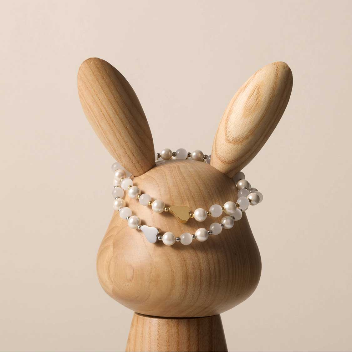 Armband SELENA mehrfarbig um Holzhasenfigur gelegt