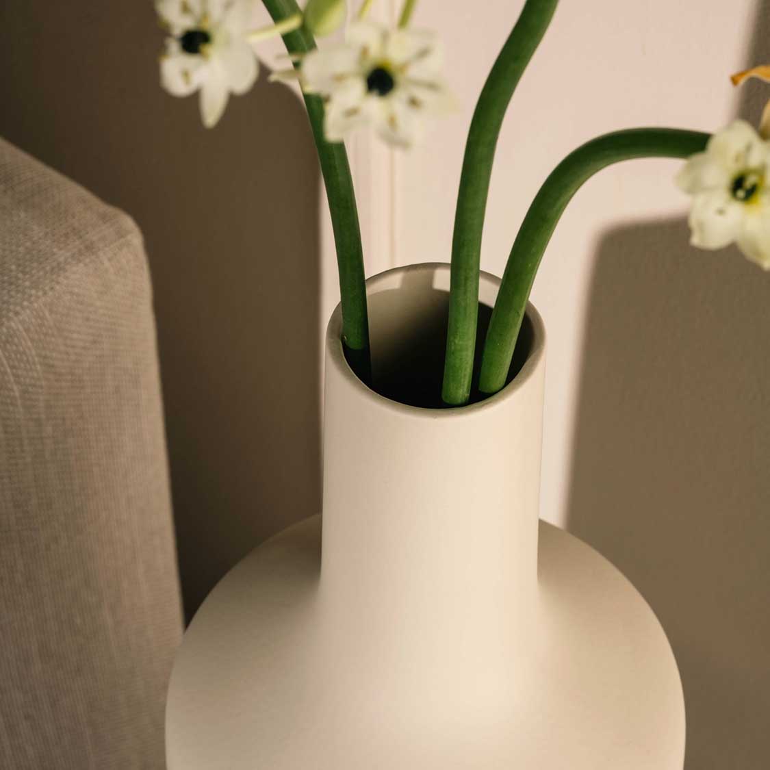 Keramikvase MILANO mit weißen Gänseblümchen in Wohnraum