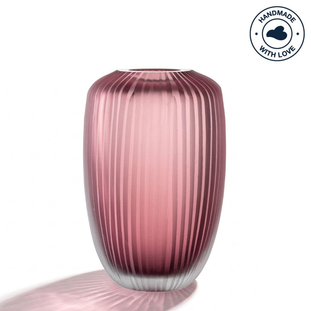 Vase BELLAGIO 16 cm beere mit vertikalem Rillenmuster, Glasvase auf weißem Hintergrund