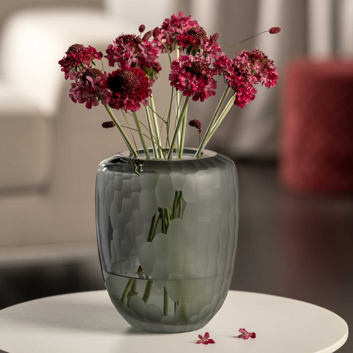 Vase BELLAGIO mit pinken Nelken auf weißem Tisch in Wohnraum