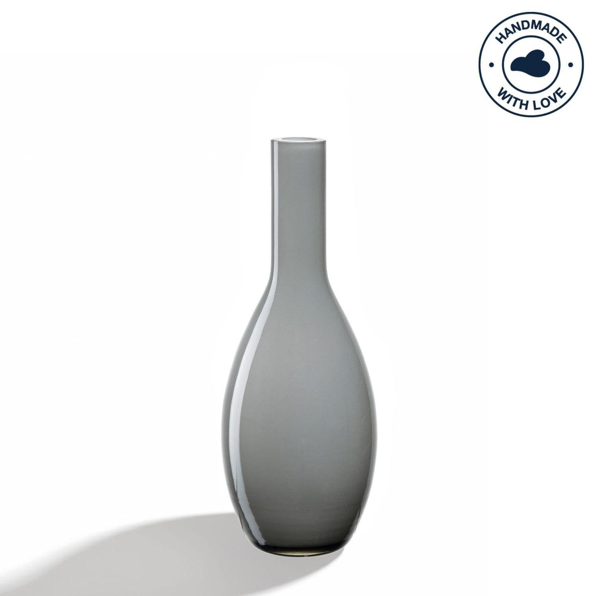 Graue Vase BEAUTY 18 cm, schlank, bauchig, auf weißer Oberfläche
