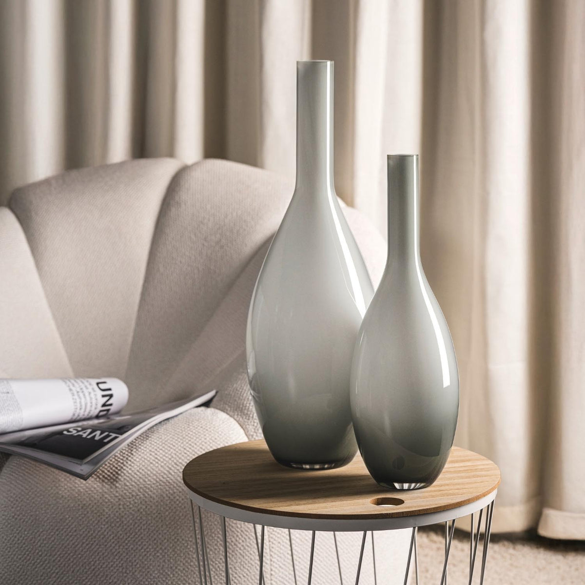 Vase BEAUTY 39 cm grau mit zweiter Vase auf Holztisch im Wohnzimmer