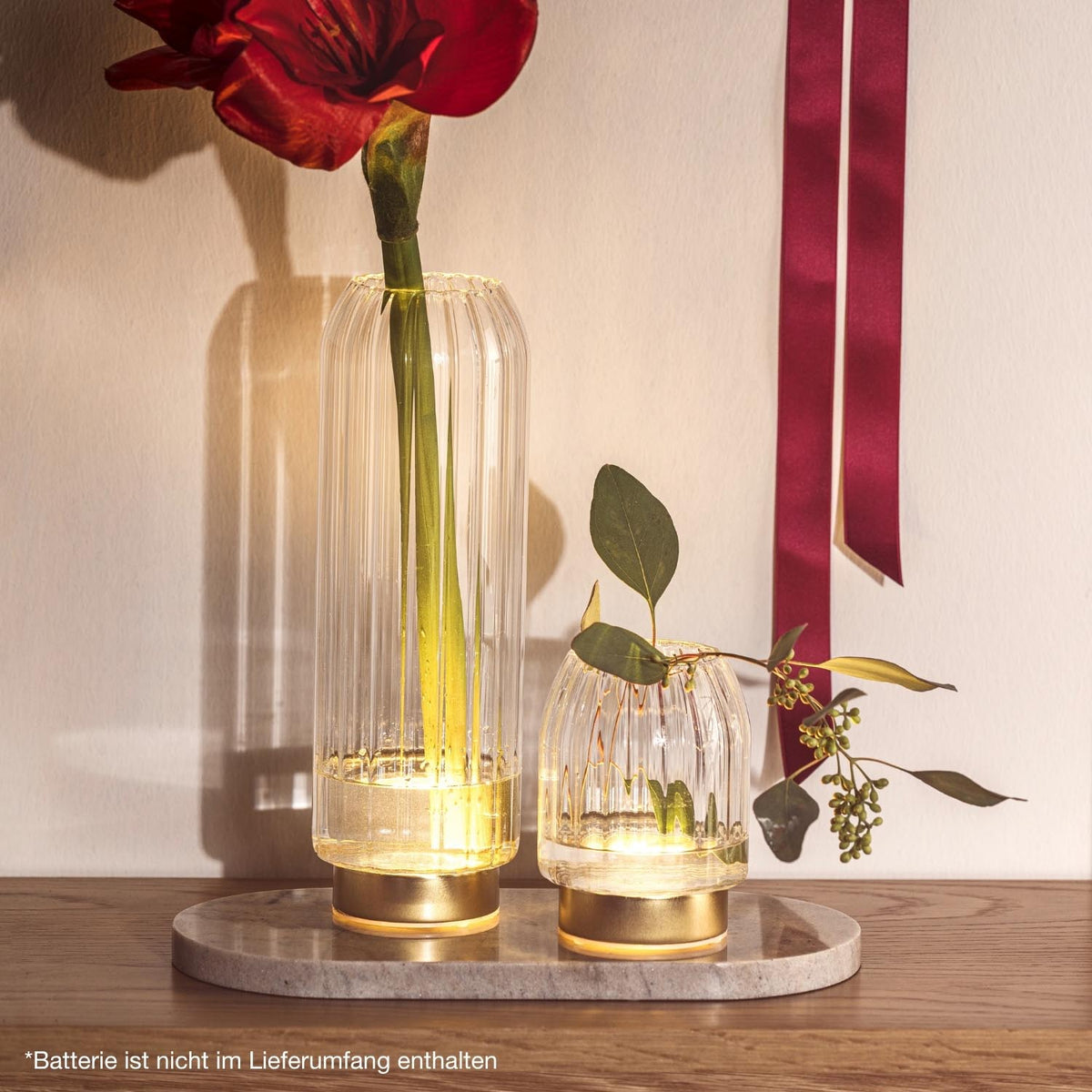 LED Vase RIPOSO mit roter Blume und grünem Stiel auf Holztisch, beleuchtet