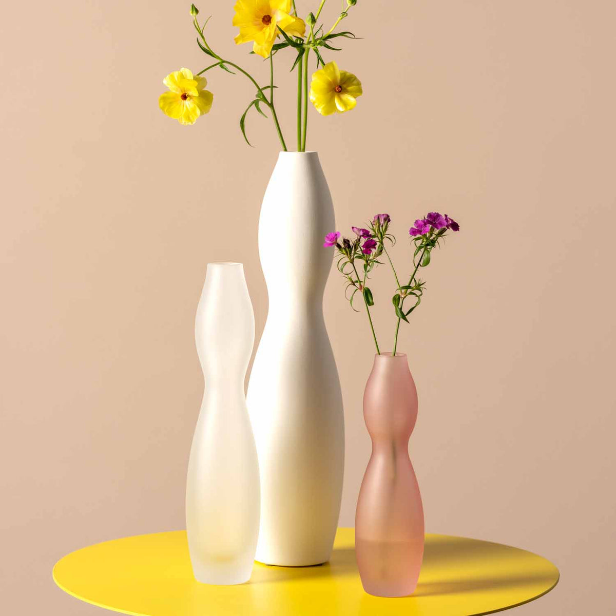 Vase VIVACE 25 cm satiniert rosé mit gelben und pinken Blumen auf gelbem Tisch