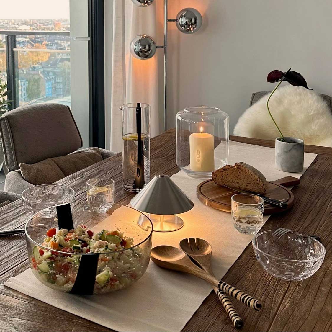Schale ALVEO mit Salat auf gedecktem Esstisch in Wohnraum