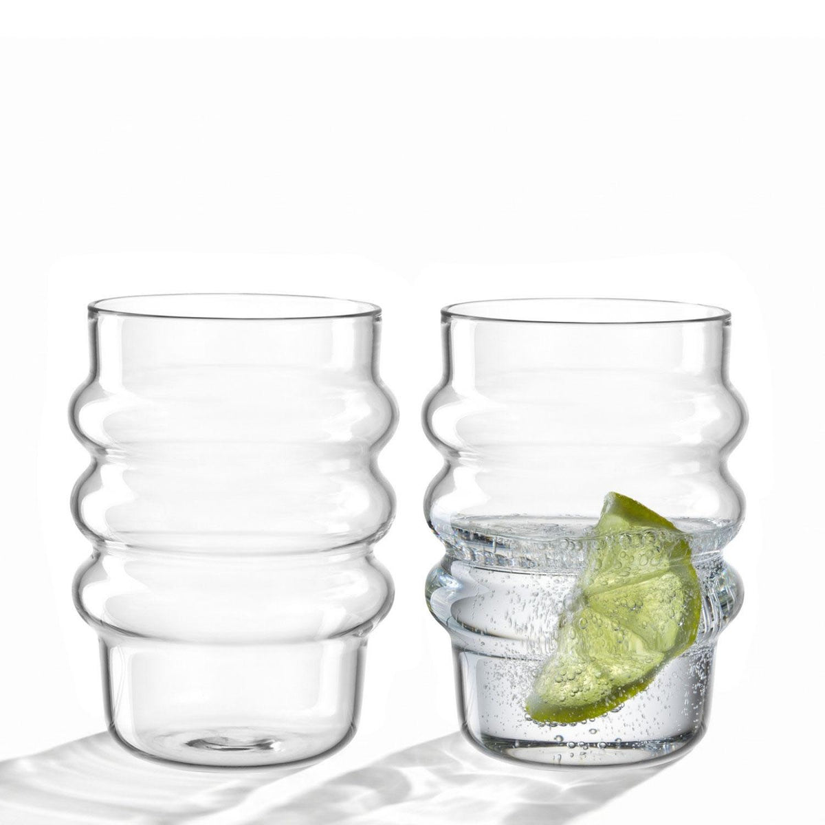 Trinkglas SOLE 440 ml 2er-Set, eines leer, eines mit Wasser und Limettenscheibe