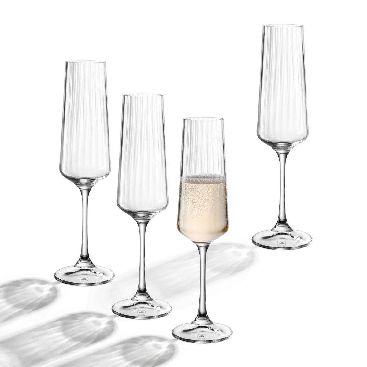 Sektglas PAOLO 220 ml 4er-Set, drei leere und ein mit Prosecco gefülltes Glas