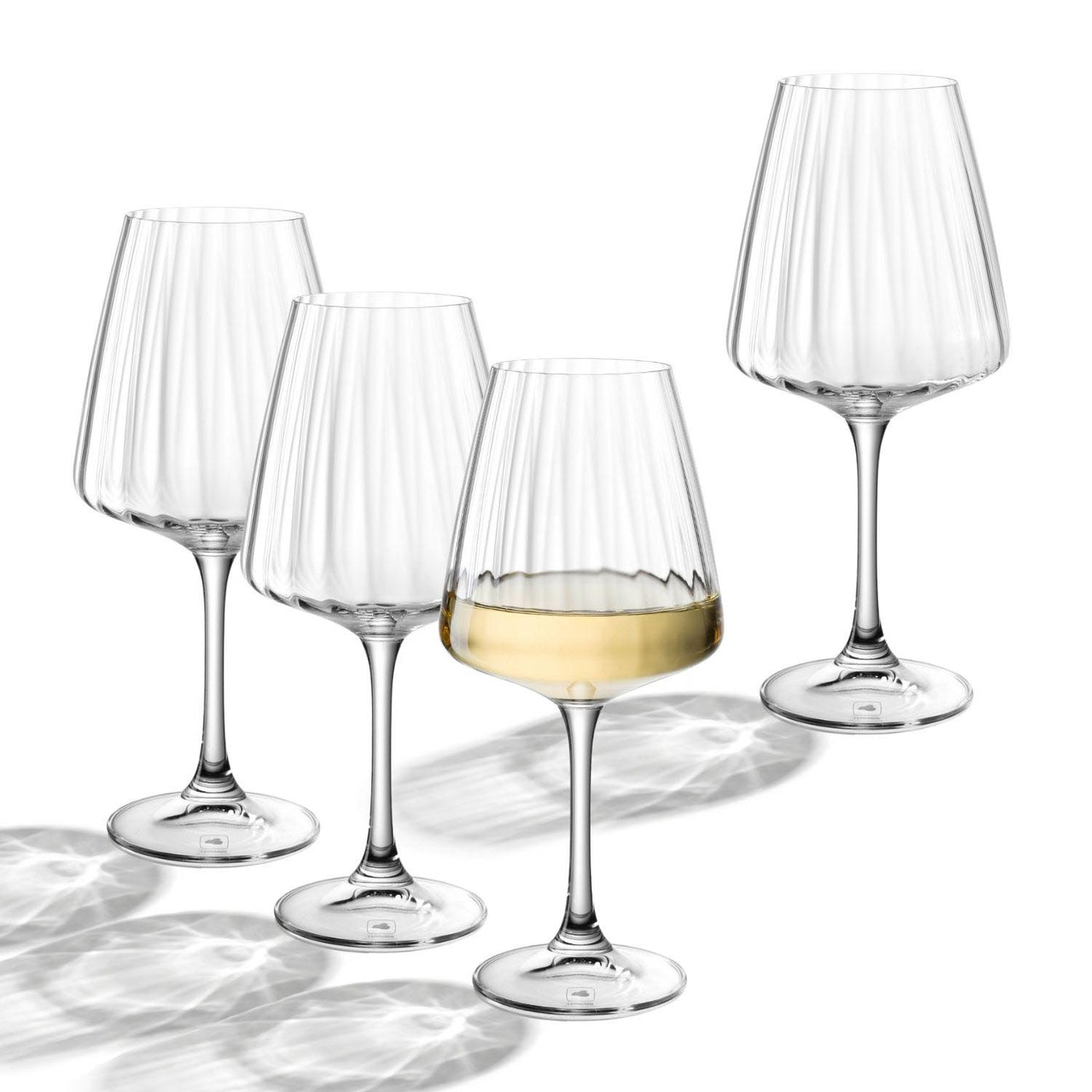 Weißweinglas PAOLO 540 ml 4er-Set, eines mit Weißwein gefüllt, auf weißem Untergrund