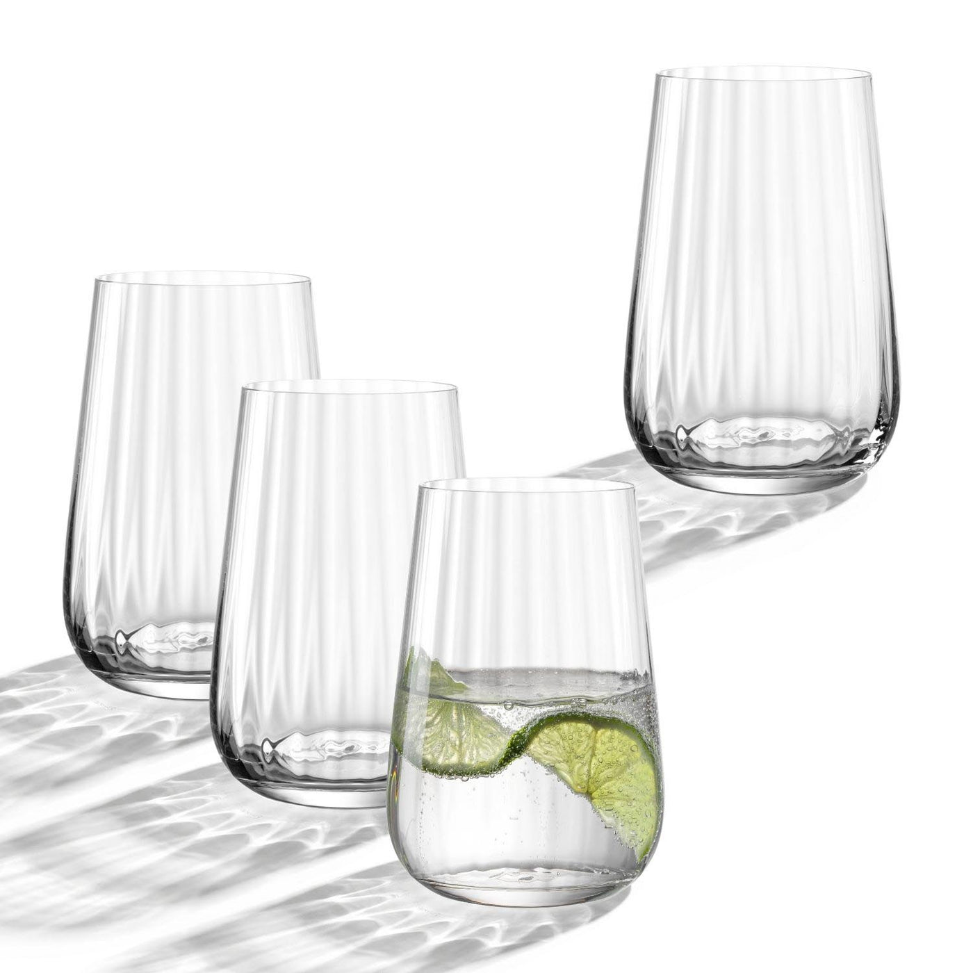Trinkglas PAOLO 350 ml 4er-Set, eines gefüllt mit Wasser und Limettenscheiben