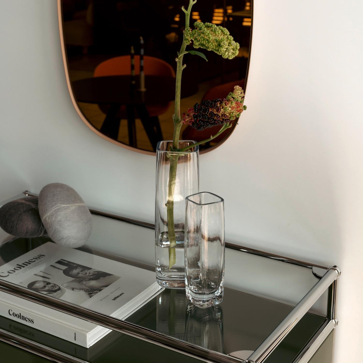 Solifleurvase PIETRA mit Blumen auf schwarzem Tablett in Wohnzimmer-Stillife