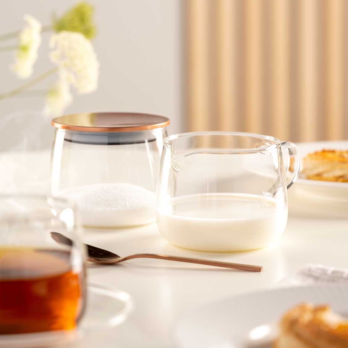 Zuckerdose TÈ PER TE mit Milchkanne auf gedecktem Frühstückstisch
