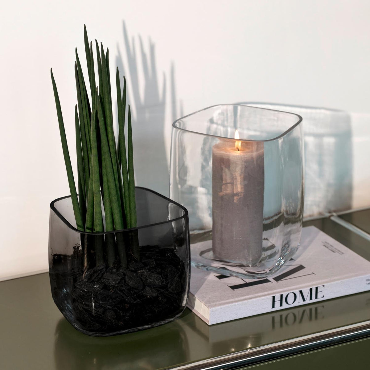 Vase PIETRA 15 cm grau mit Kerze und Pflanze auf Tisch dekoriert