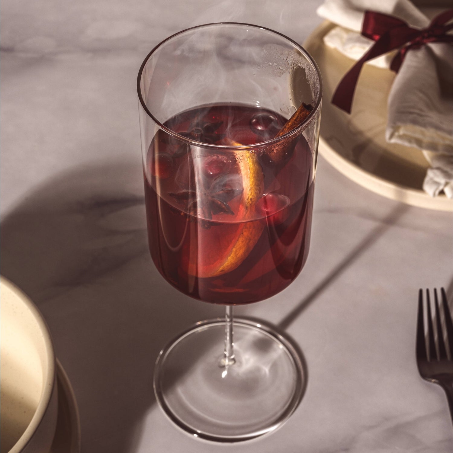 Selbstgemachter Glühwein mit Orangenscheibe und Gewürzen im BASSO Kelch