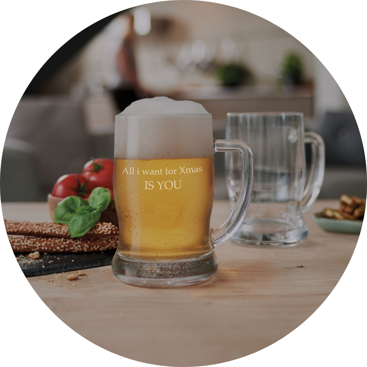 Bierkrug mit Gravur „All I want for Xmas is you“ gefüllt mit goldenem Bier, umgeben von Snacks und einem zweiten Glas.