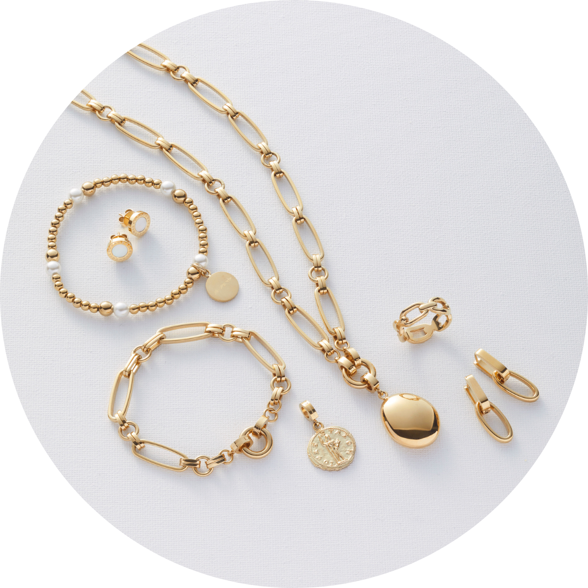 Goldfarbener Schmuck – Ketten, Armbänder, Ohrstecker – auf weißem Hintergrund arrangiert.