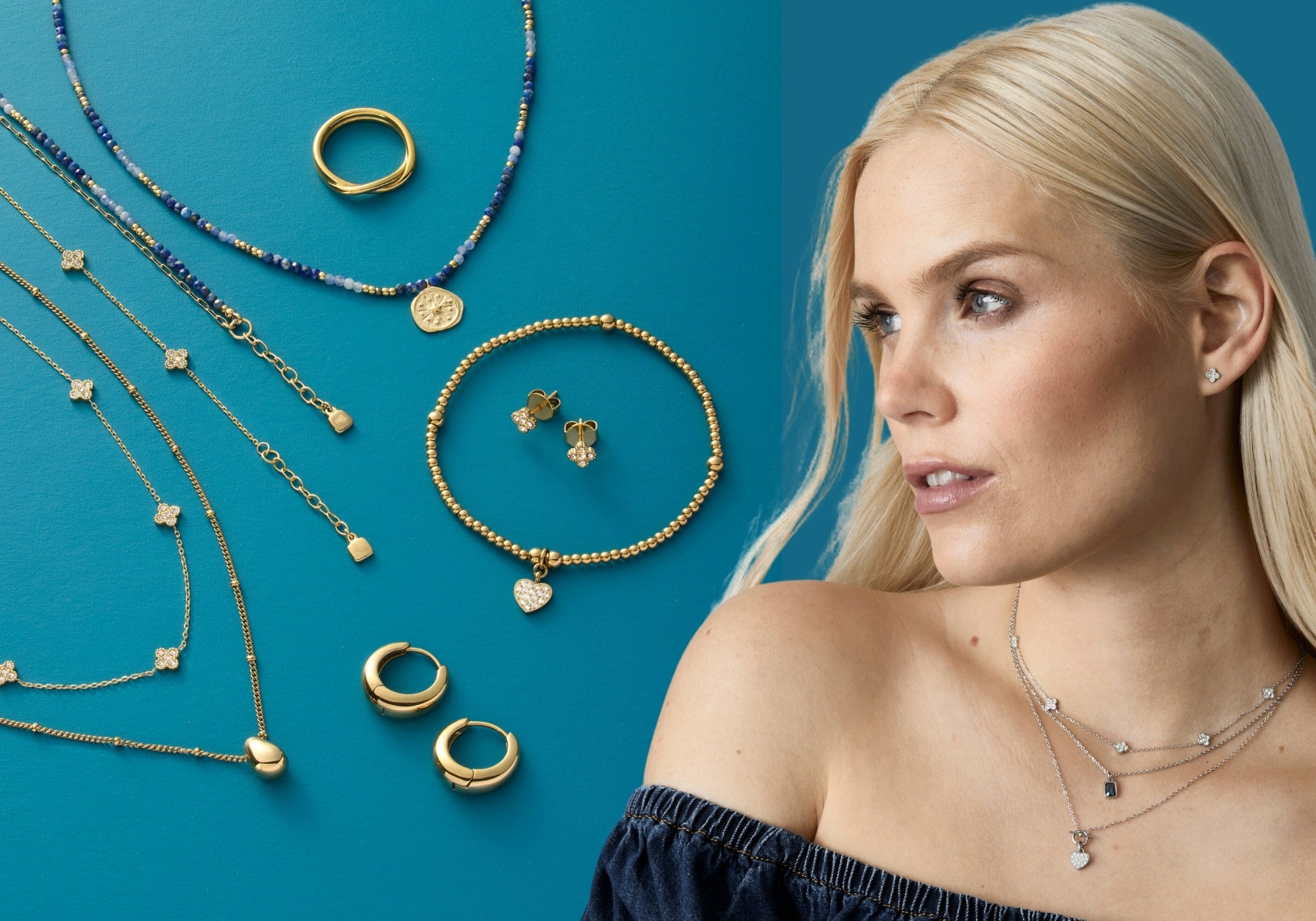 Frau mit blondem Haar trägt feinen Silberschmuck mit funkelnden Blütenanhängern – daneben liegen auf türkisfarbenem Hintergrund zarte Ketten, Armbänder und goldene Ohrstecker.