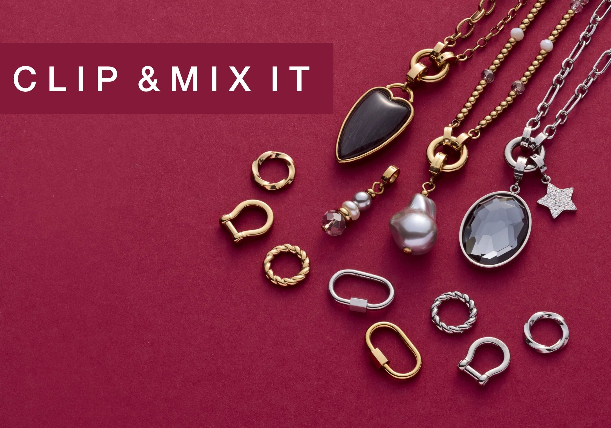 Vielfältige Schmuckelemente in Gold und Silber – darunter Ketten, Anhänger, Karabiner und Ringe – auf einem bordeauxroten Hintergrund, dazu der Claim "Clip & Mix It".