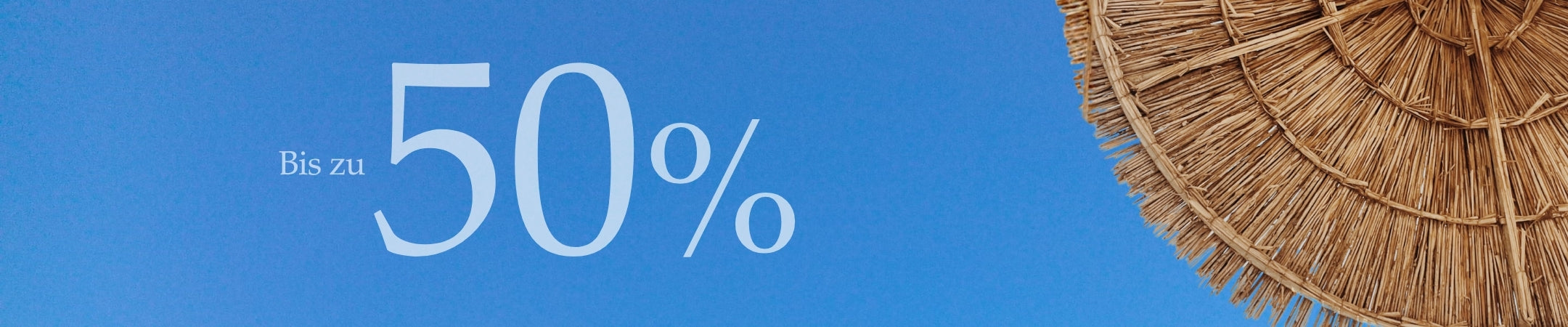 Bis zu 50% Rabatt. Strohhut auf blauem Hintergrund, Sommerdeko-Motiv
