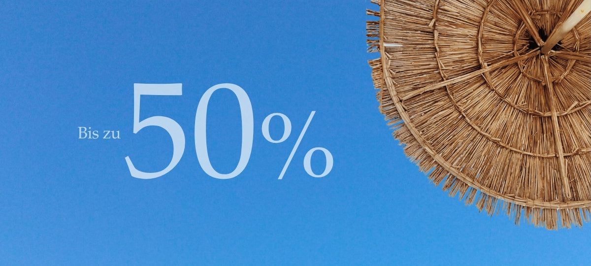 Bis zu 50% Rabatt. Strohhut vor blauem Himmel als Dekoelement