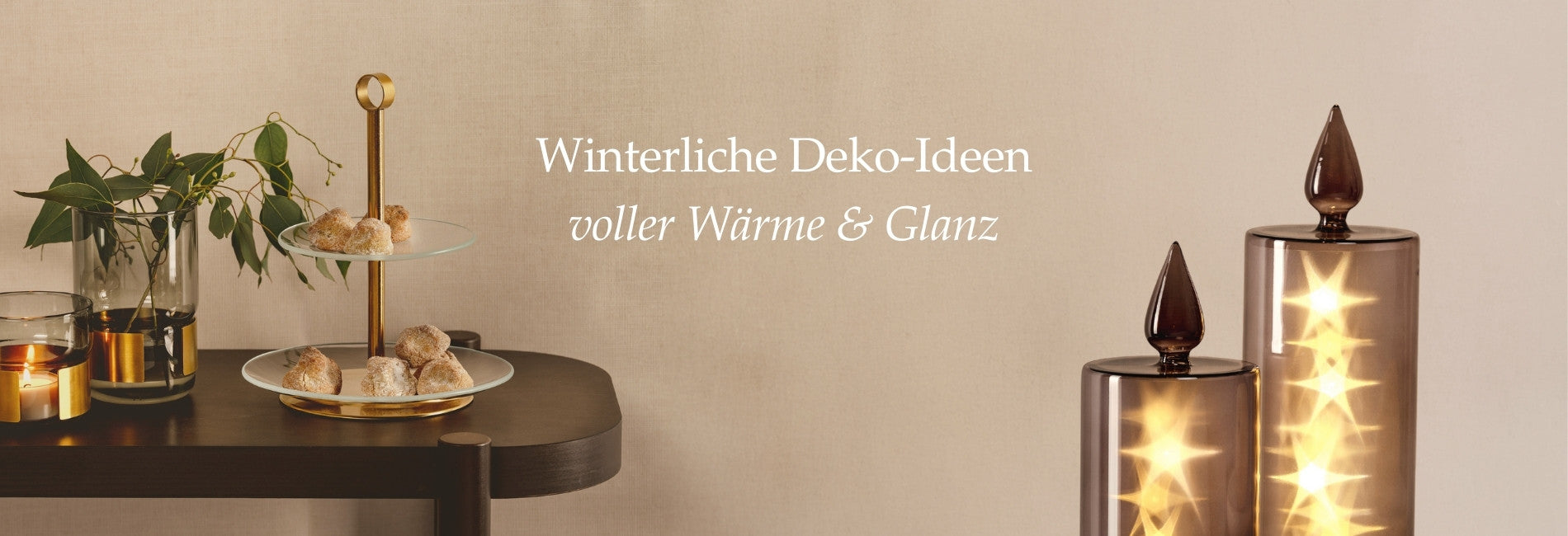 Ein X-MAS Special Banner präsentiert einen runden Anhänger mit drehbarem Innenteil, dekoriert auf Geschenkboxen mit Schleifen. Daneben trägt ein Model den exklusiven und limitierten Anhänger als Halskette.