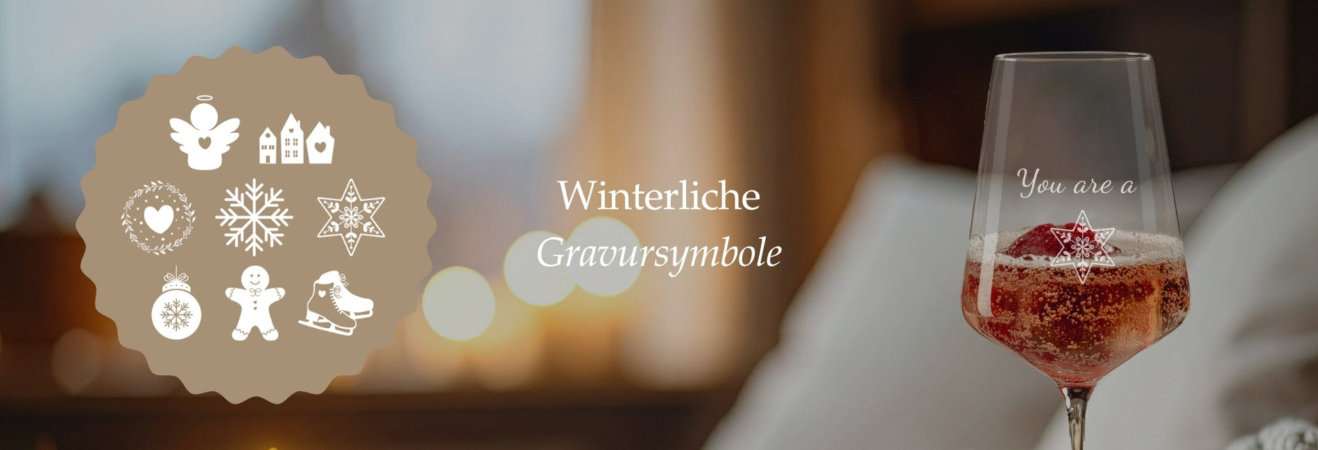 Banner mit winterlichem Motiv. Links sind weiße Gravursymbole wie Schneeflocke, Engel, Herzkranz, Eiskristall, Lebkuchenmännchen und Schlittschuh auf braunem Hintergrund dargestellt. Rechts steht ein Weinglas mit Gravur „You are a“ und einem Sternsymbol, gefüllt mit prickelndem Getränk und einer Himbeere.