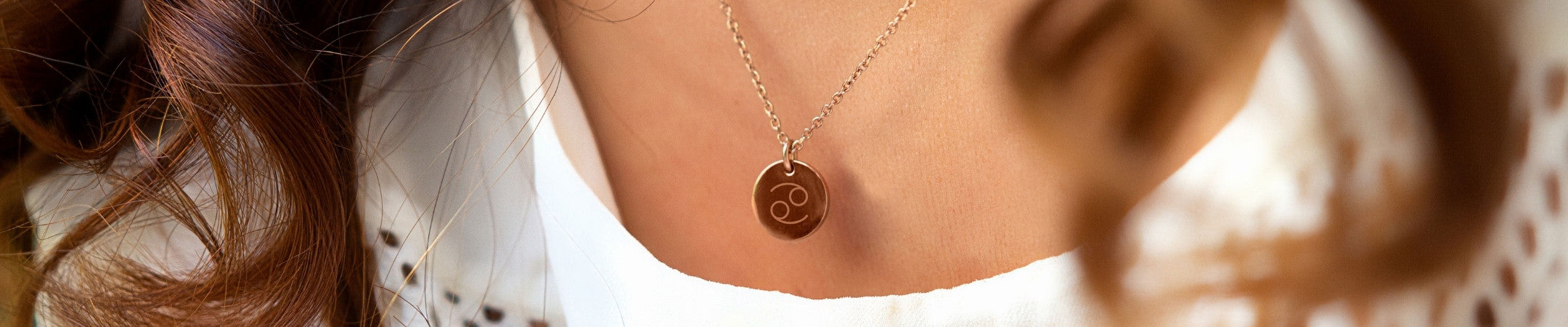 Goldene Halskette von LEONARDO mit rundem Anhänger und eingraviertem Krebs-Symbol als filigranes Sternzeichen-Accessoire.