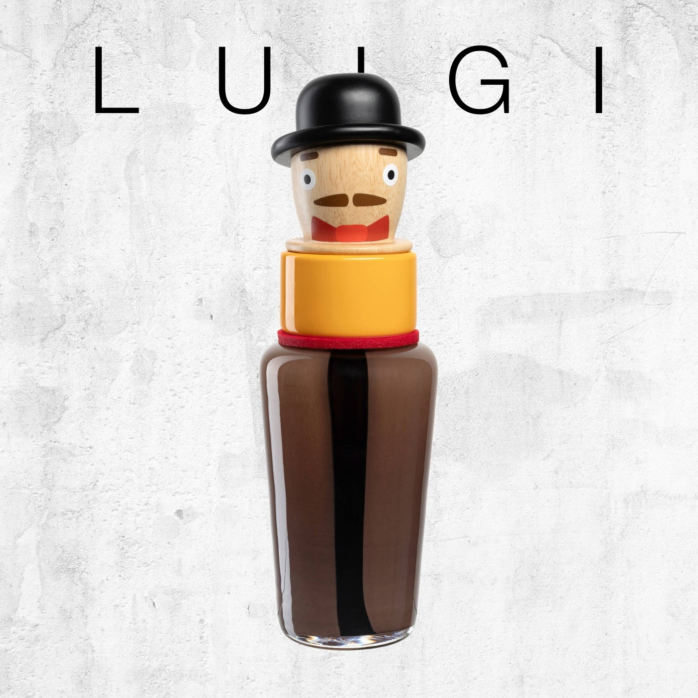 Holzfigur mit schwarzem Hut, Schnurrbart, gelbem Kragen und braunem Glasunterteil. Text: „LUIGI“.