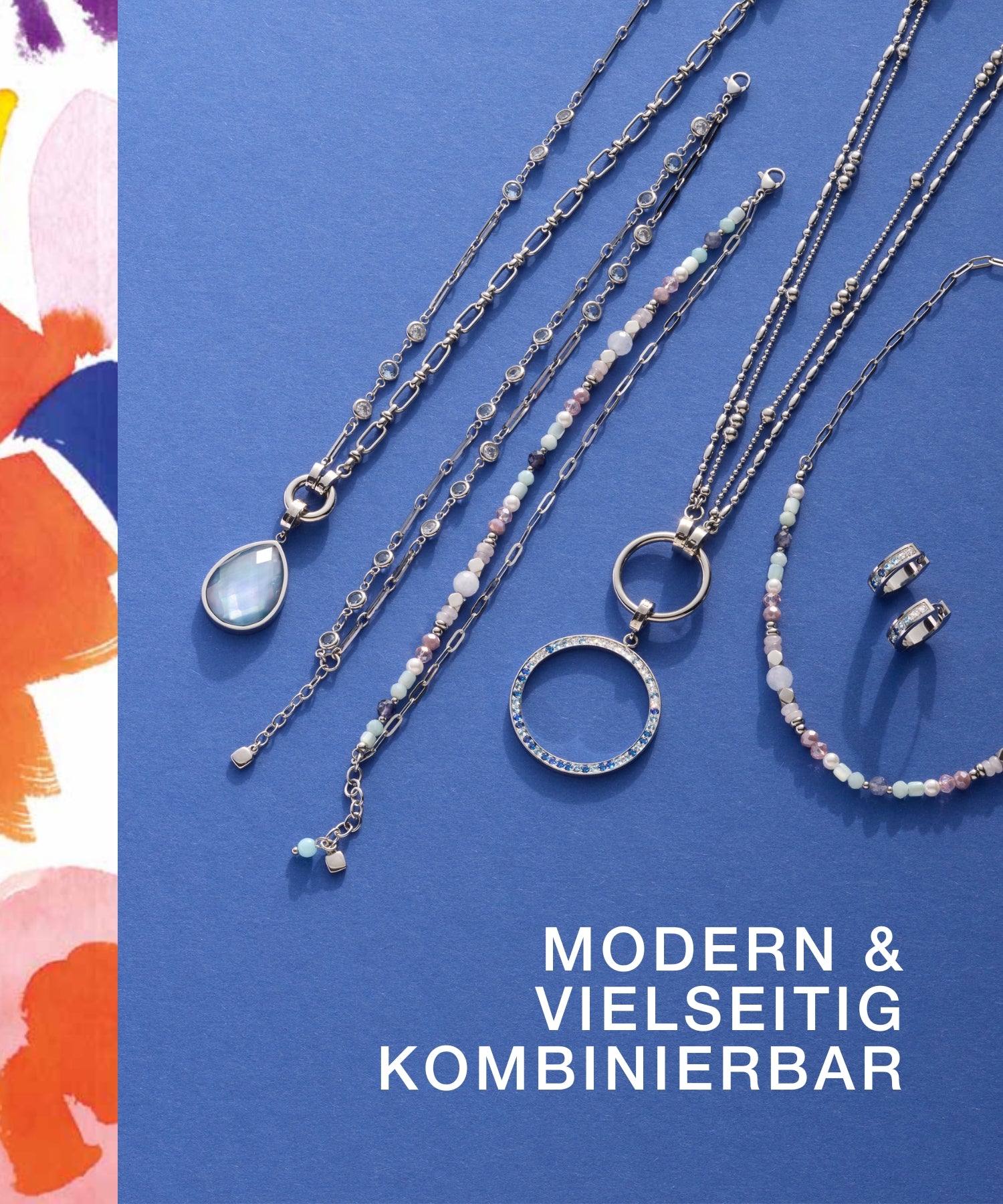 Silberfarbener LEONARDO-Schmuck mit Perlen, Anhängern und pastelligen Details auf blauem Hintergrund