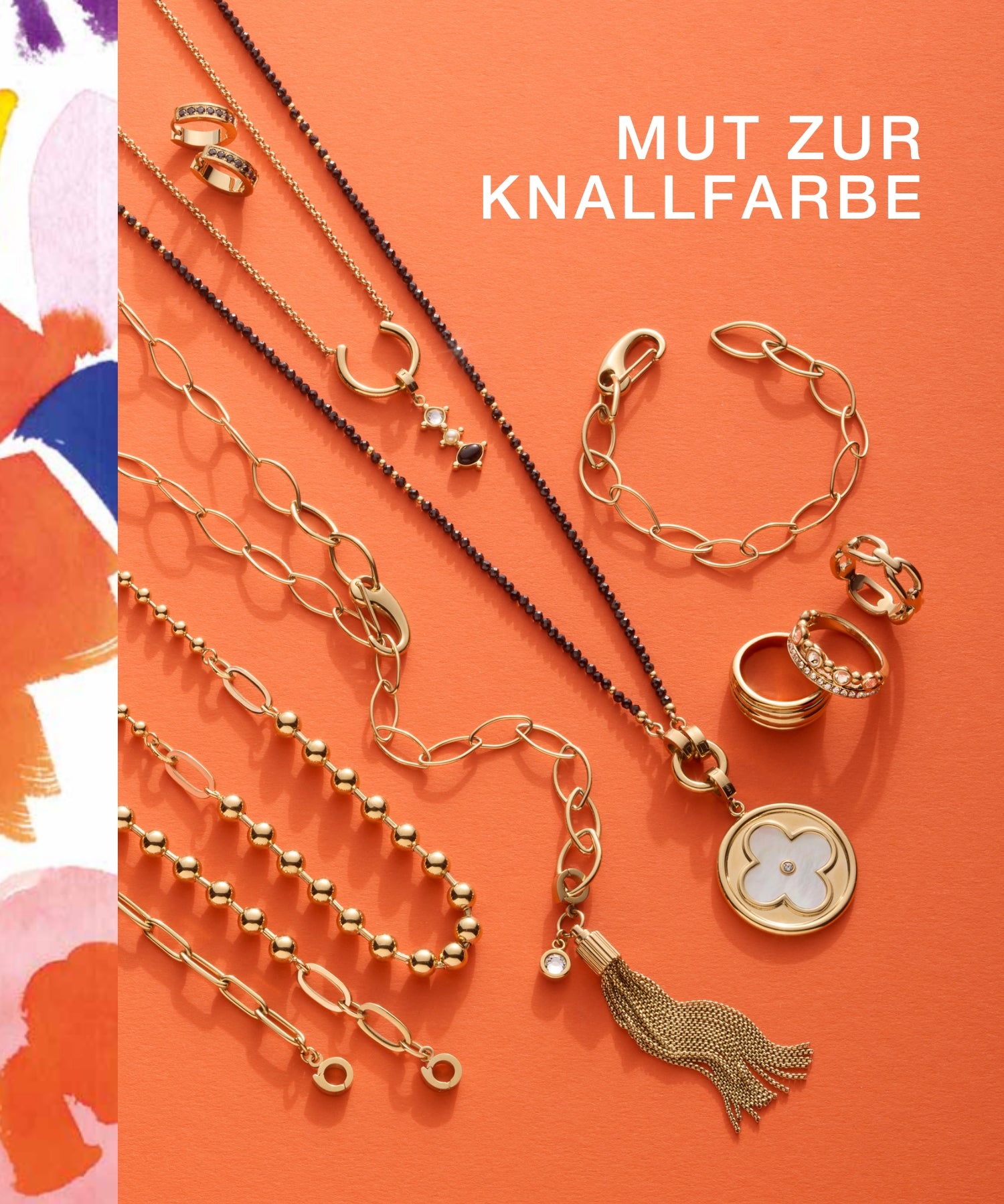 Goldfarbener LEONARDO-Schmuck mit floralem Medaillon und Kettendesigns auf orangem Hintergrund