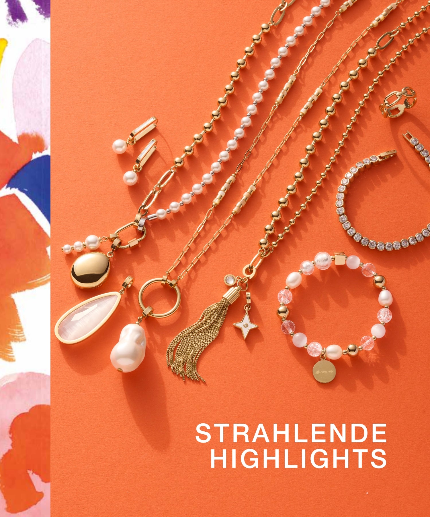 Goldfarbener LEONARDO-Schmuck mit Perlen, Sternanhänger und Armband auf orangem Hintergrund