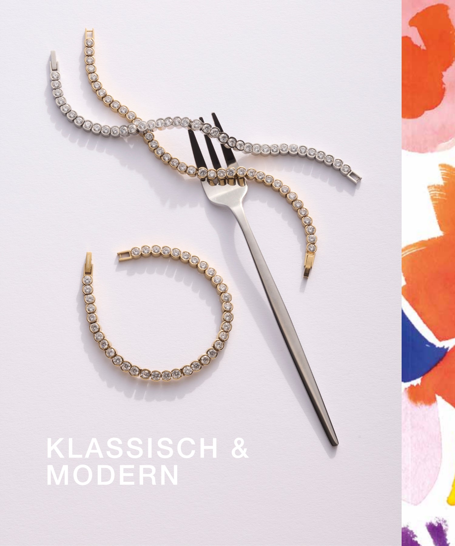 Zwei funkelnde Tennisarmbänder mit Zirkonia um eine silberne Gabel geschlungen auf hellem Untergrund