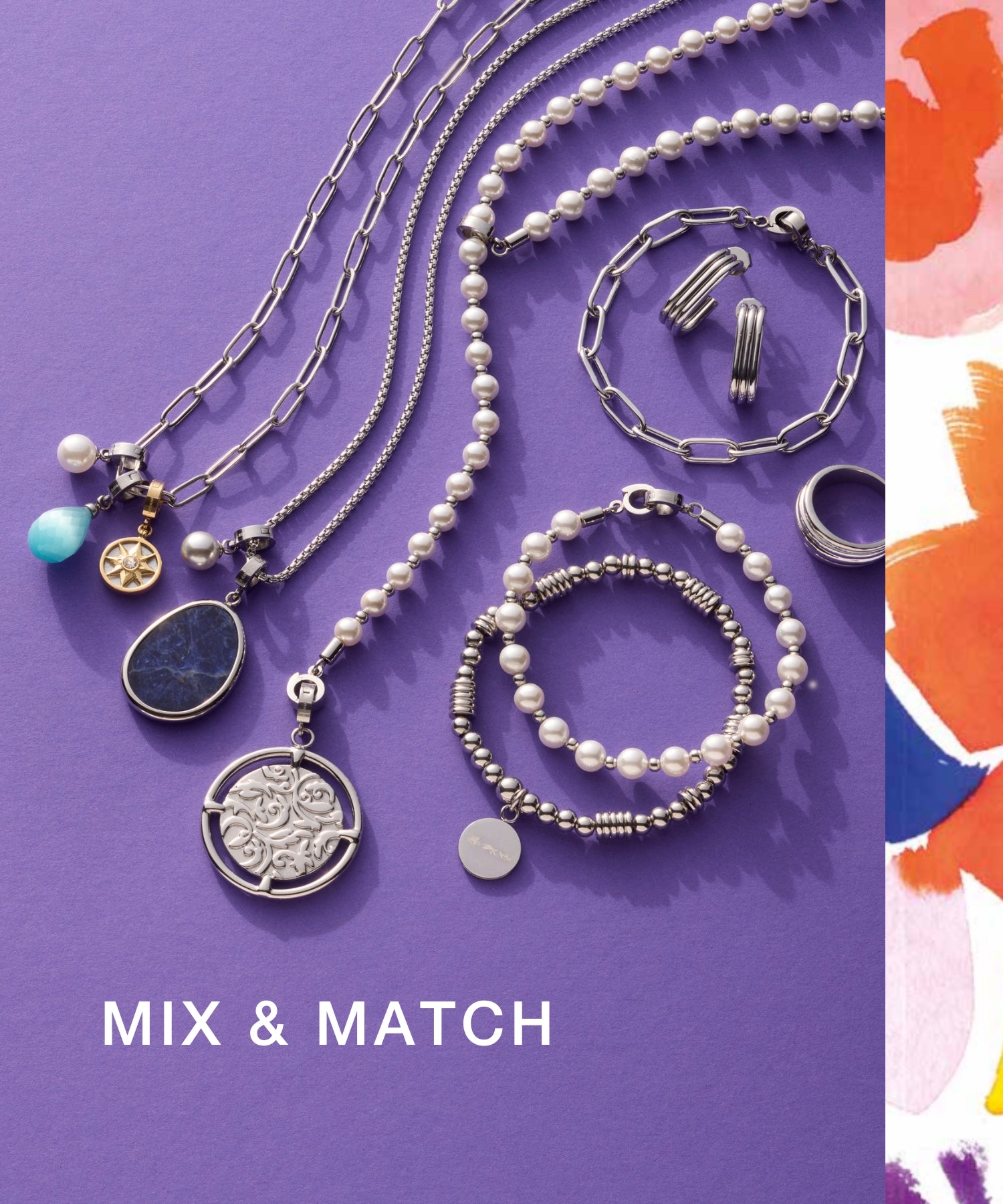 Flach gelegter Schmuck auf lila Hintergrund: verschiedene Ketten mit Anhängern, Armreifen und Creolen in Silber mit Perlen und farbigen Details. Links ein farbiger Rand mit dem Text "MIX & MATCH".