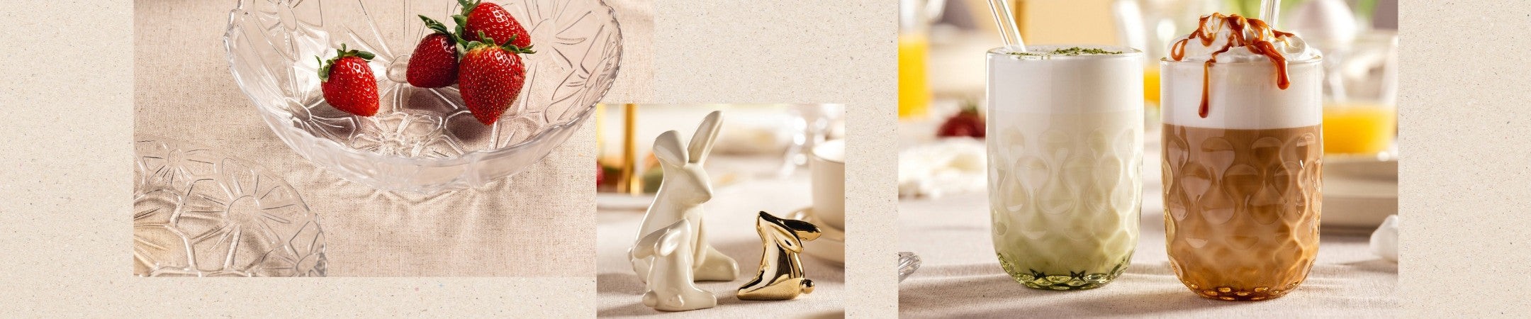Gläserne Dessertschalen mit Erdbeeren und Gebäck auf hellem Tisch sowie zwei cremige Heißgetränke mit Glasstrohhalmen und kleine Hasen-Dekofiguren.