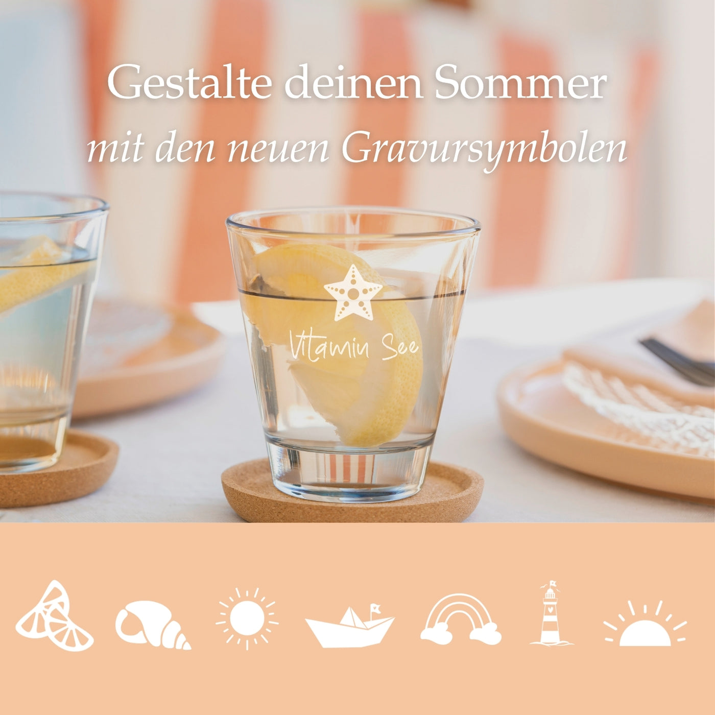 Trinkglas mit eingraviertem Seesternsymbol und dem Text „Vitamin See“ auf einem sommerlich gedeckten Tisch, darunter Symbole wie Sonne, Regenbogen und Papierboot zur Bewerbung neuer Gravursymbole.