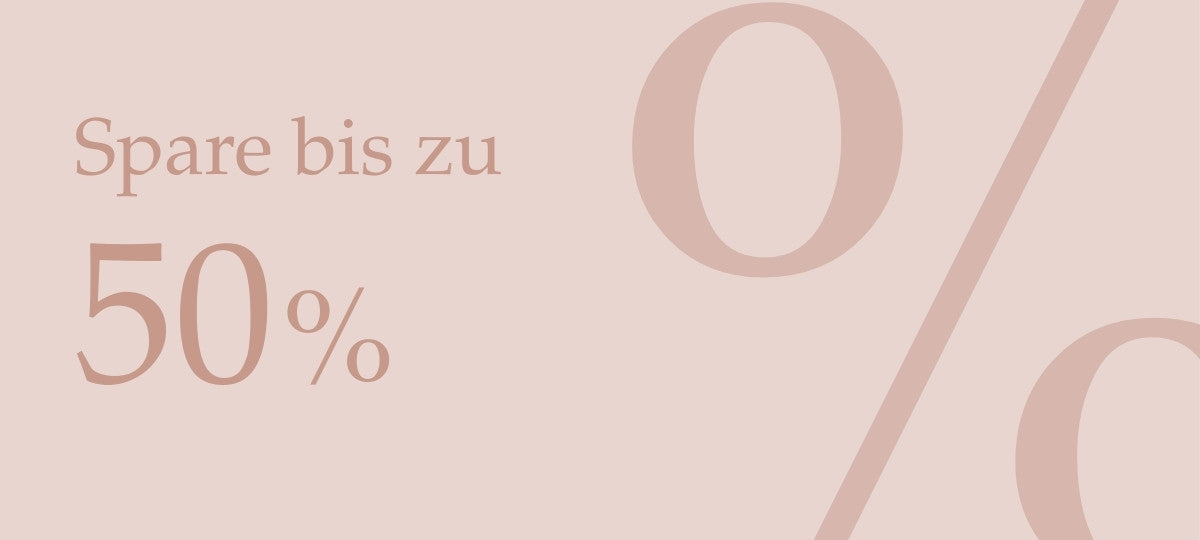Pastellfarbener Werbebanner mit der Aufschrift ‚Spare bis zu 50 %‘. Rechts ist ein großes, halbtransparentes Prozentzeichen auf hellem roséfarbenem Hintergrund zu sehen.