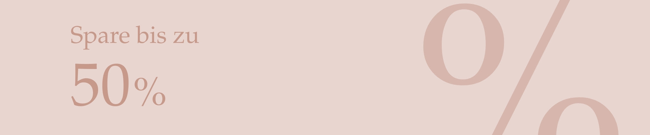 Pastellfarbener Werbebanner mit der Aufschrift ‚Spare bis zu 50 %‘. Rechts ist ein großes, halbtransparentes Prozentzeichen auf hellem roséfarbenem Hintergrund zu sehen.