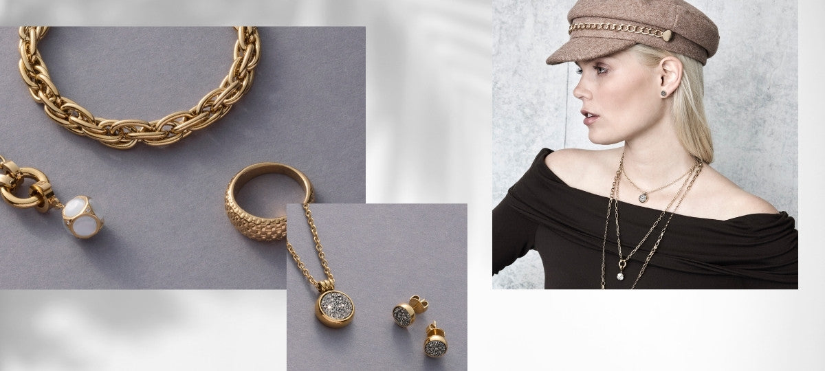 Goldfarbene Ketten, Ringe und Ohrstecker auf grauem Hintergrund sowie Frau mit Mütze und mehrlagigem Halsschmuck.