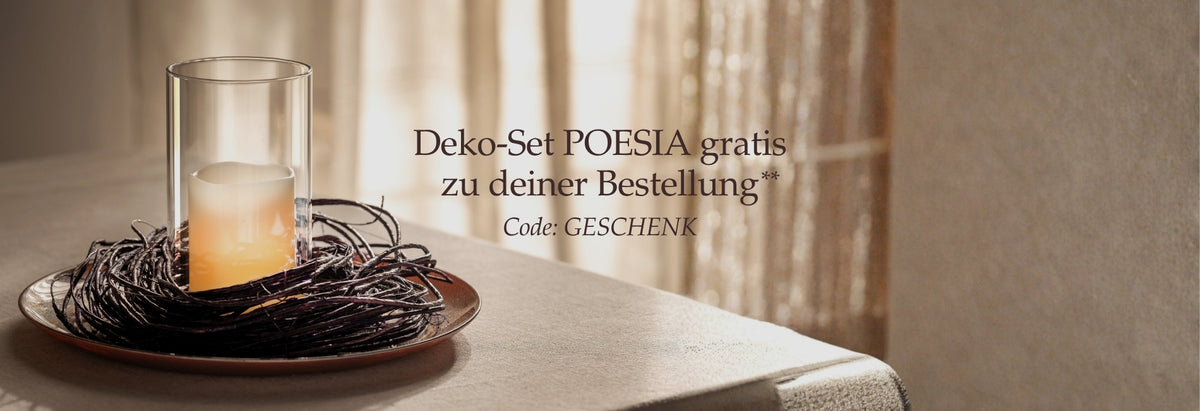 Deko-Set POESIA gratis zu deiner Bestellung, Code GESCHENK. Glasvase mit Wasser und Orange auf schwarzem Dekotablett, helles, ruhiges Interieur
