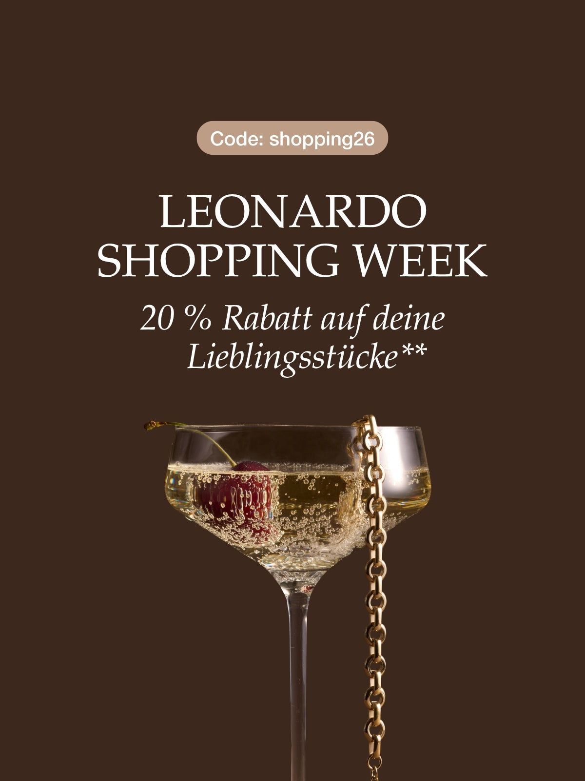 Leonardo Shopping Week, 20% Rabatt auf deine Lieblingsstücke, Code: shopping26. Elegantes Champagnerglas mit goldener Kette auf braunem Hintergrund