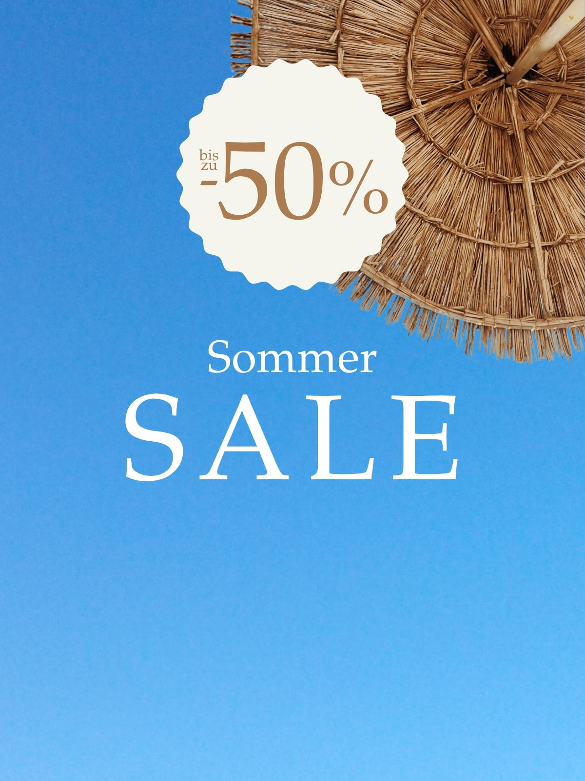 Sommer SALE bis zu -50% Rabatt, Strohhut vor blauem Himmel und Meer