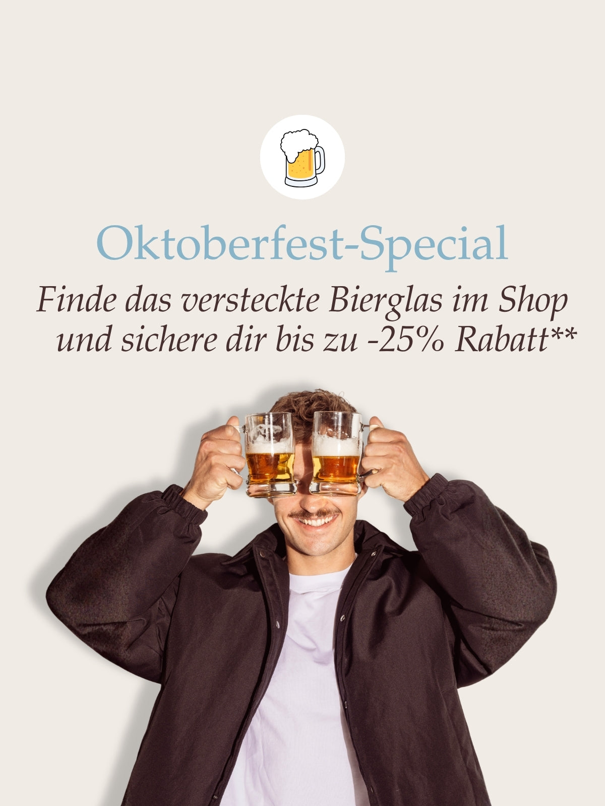 Oktoberfest-Special, bis zu -25% Rabatt, Mann mit zwei Biergläsern vor Gesicht, lachend, schwarze Jacke, beige Hintergrund
