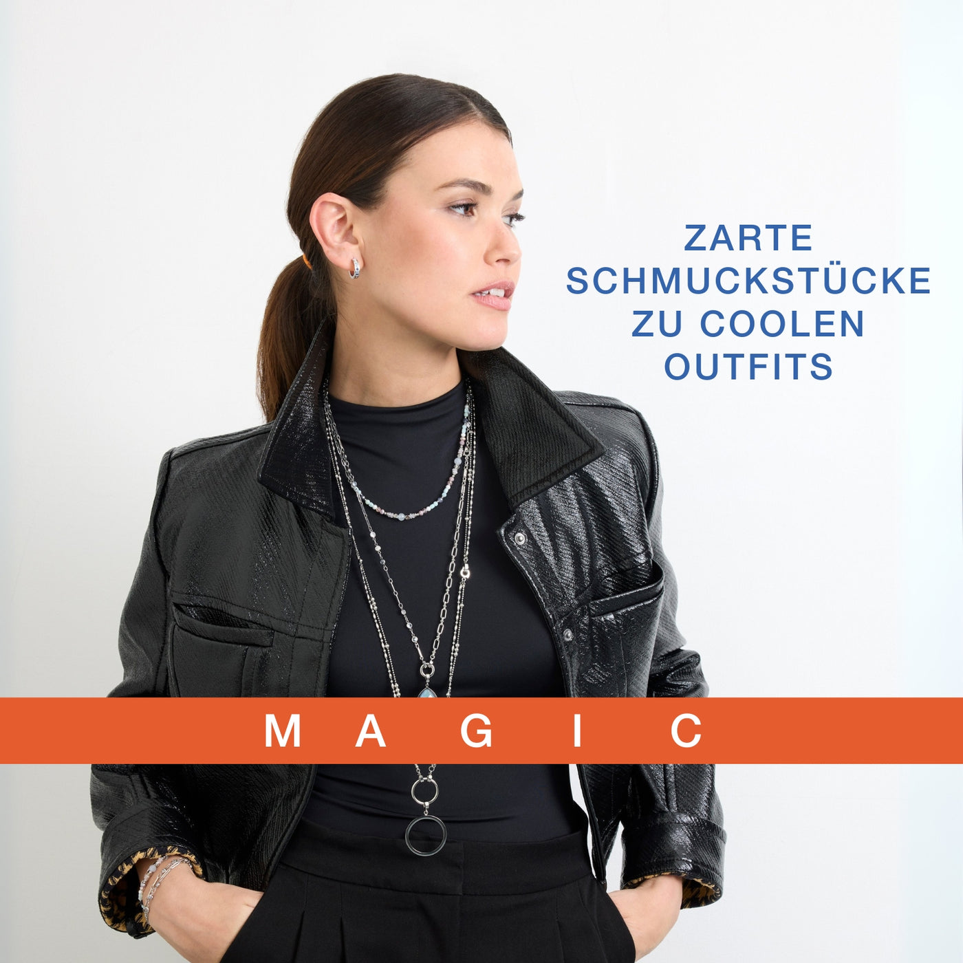 Frau mit schwarzer Lederjacke und Layering-Ketten vor weißem Hintergrund – Text: „Zarte Schmuckstücke zu coolen Outfits“, darunter orangefarbener Balken mit Schriftzug „MAGIC“.