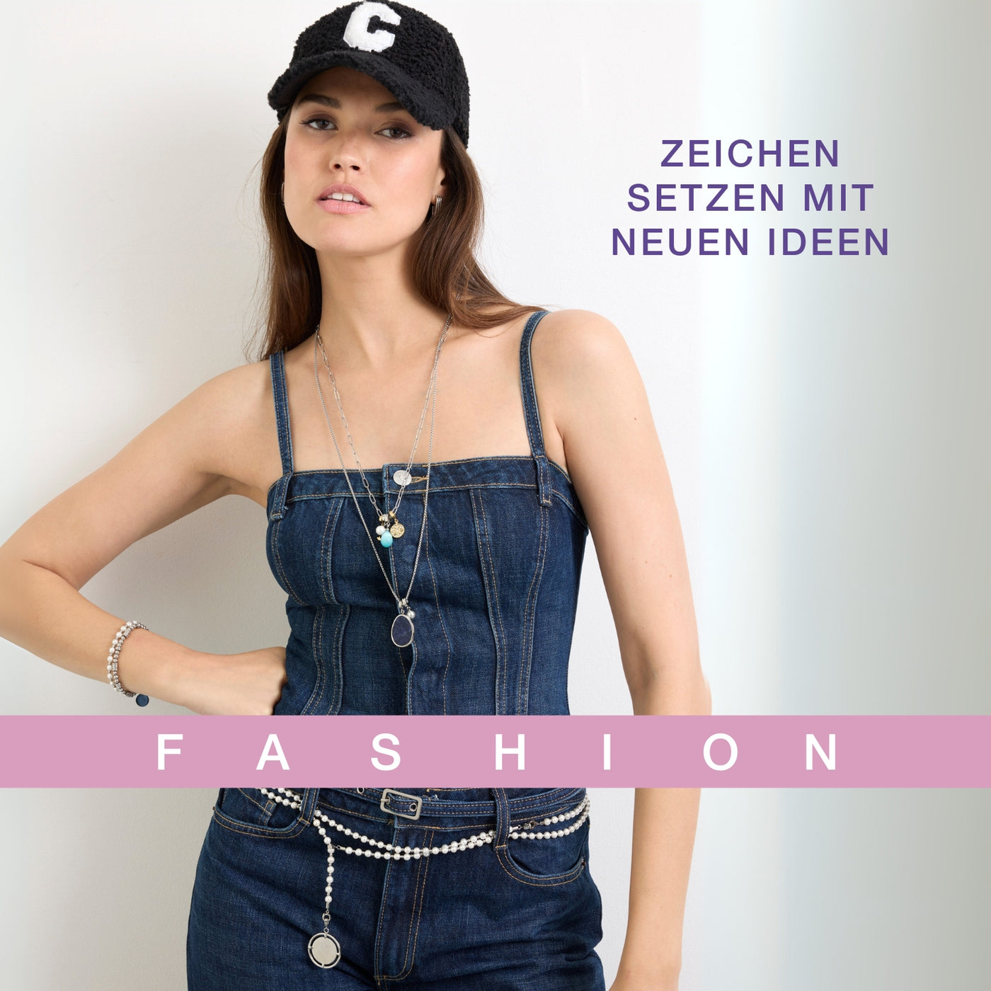 Frau im Jeans-Einteiler mit Layering-Ketten und Perlengürtel, trägt schwarze Cap mit weißem „C“ – Text: „Zeichen setzen mit neuen Ideen“, darunter rosa Balken mit Schriftzug „FASHION“.