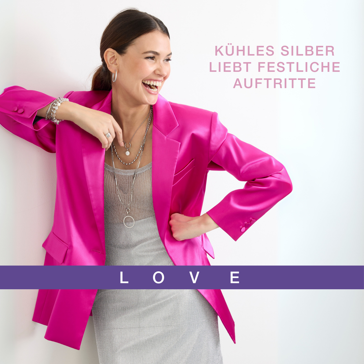Frau in pinkem Blazer und silbernem Top mit kühlem Silberschmuck – Text: „Kühles Silber liebt festliche Auftritte“, darunter lilafarbener Balken mit Schriftzug „LOVE“.